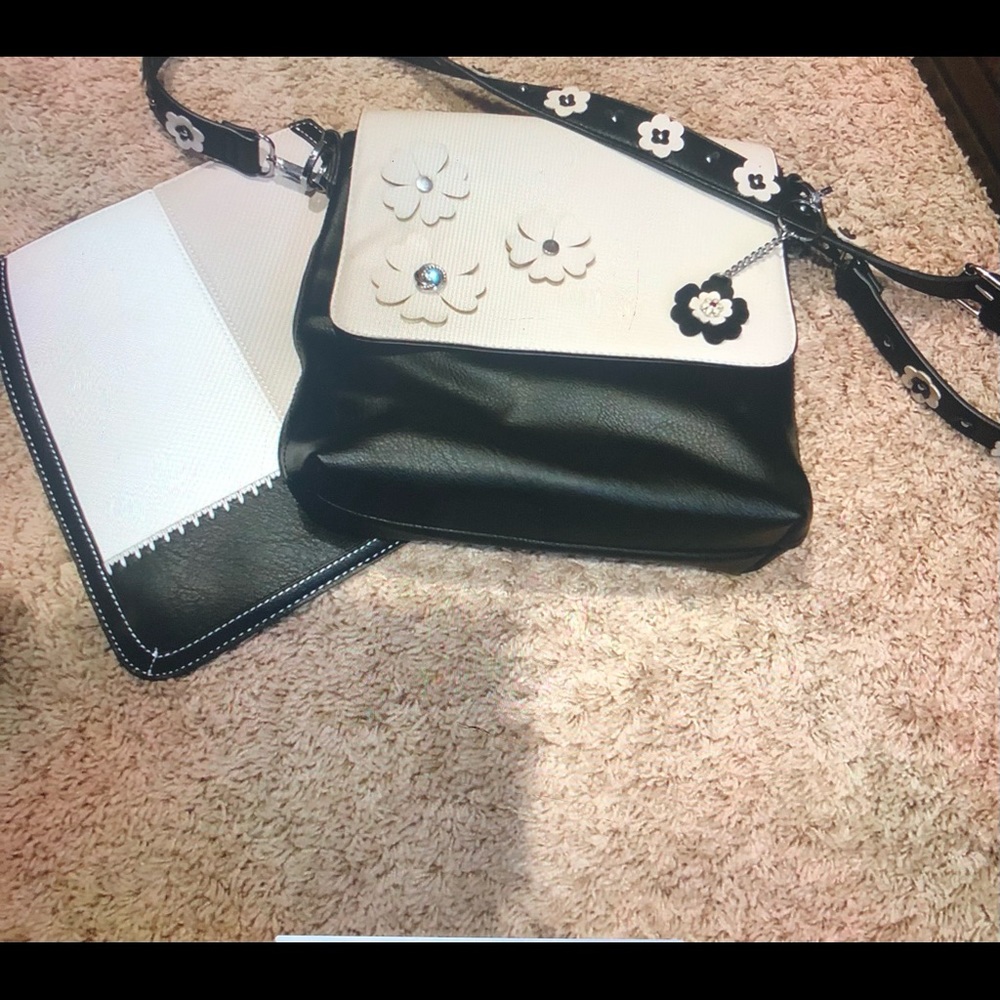 Magnolia & Vine Versa Crossbody with accessories.